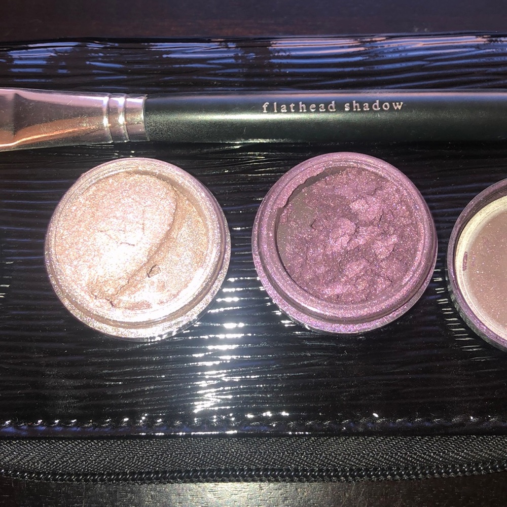 Bare Minerals Bundle shadows with brush